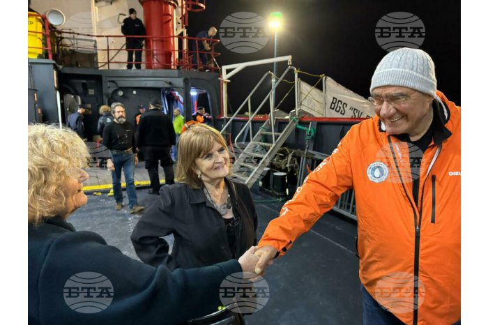 Descendants of Bulgarian Immigrants Welcome Bulgarian Naval Research Ship in Commodoro, Argentina