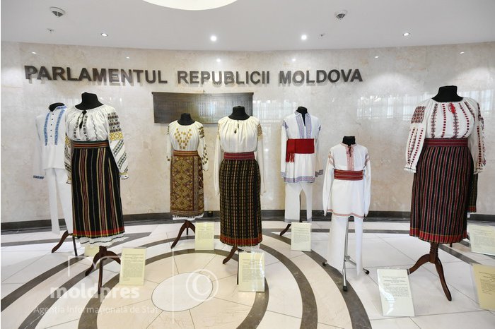 PHOTO Moldovan parliament hosts exhibition of traditional costumes, craftsmanship objects 