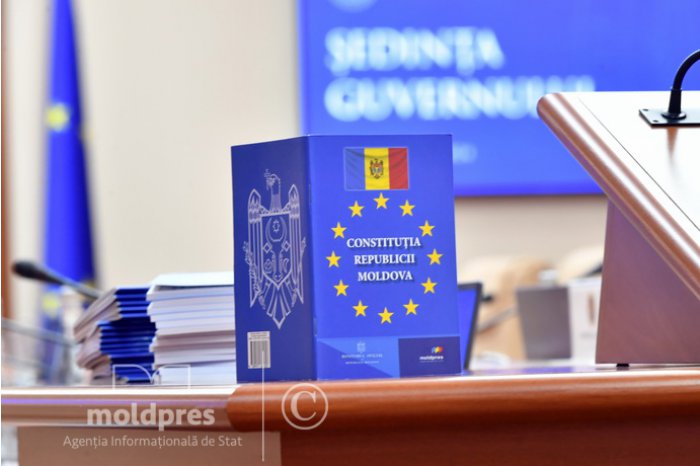 GALERIE FOTO Membrii Cabinetului de miniștri au primit câte un exemplar al noii ediții a Constituției Republicii Moldova, tipărită de MOLDPRES